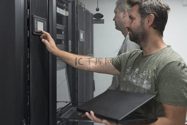 技术人员团队在超级计算机服务器
