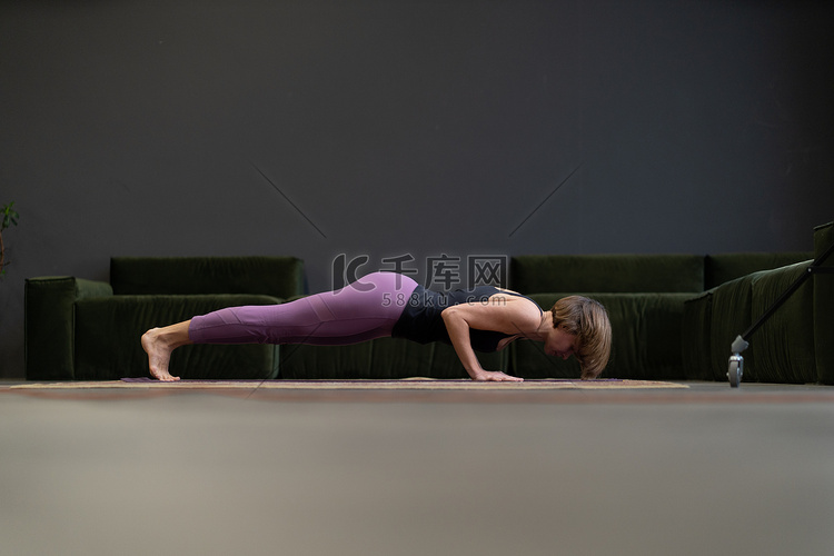 苗条的女人做平板支撑姿势，俯卧