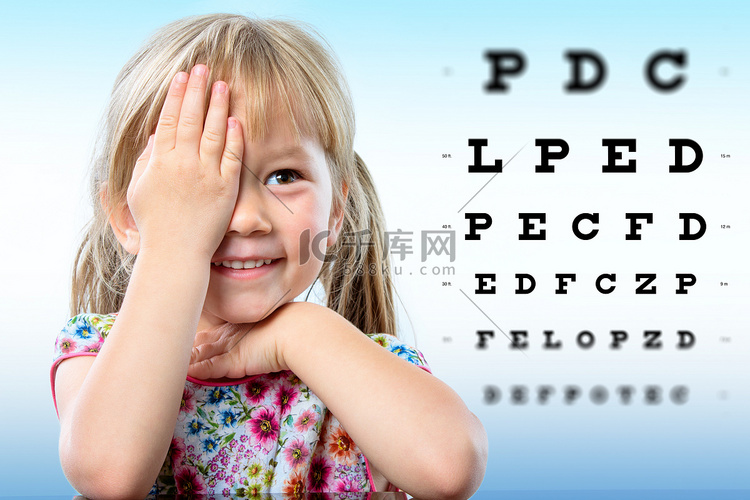 可爱的小女孩检查视力。