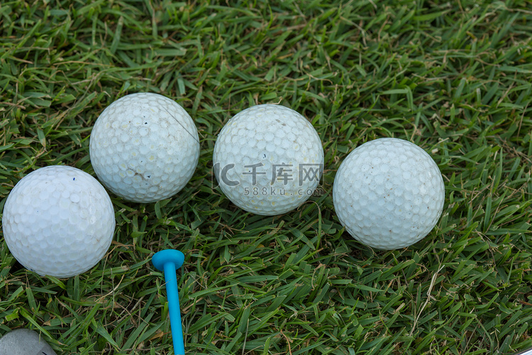 高尔夫球和高尔夫球杆在草地上