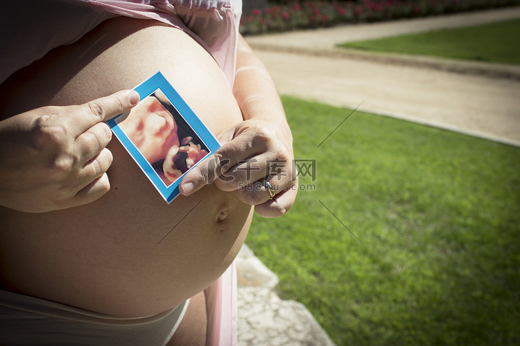 七个月的孕妇在她的肠道上用超声