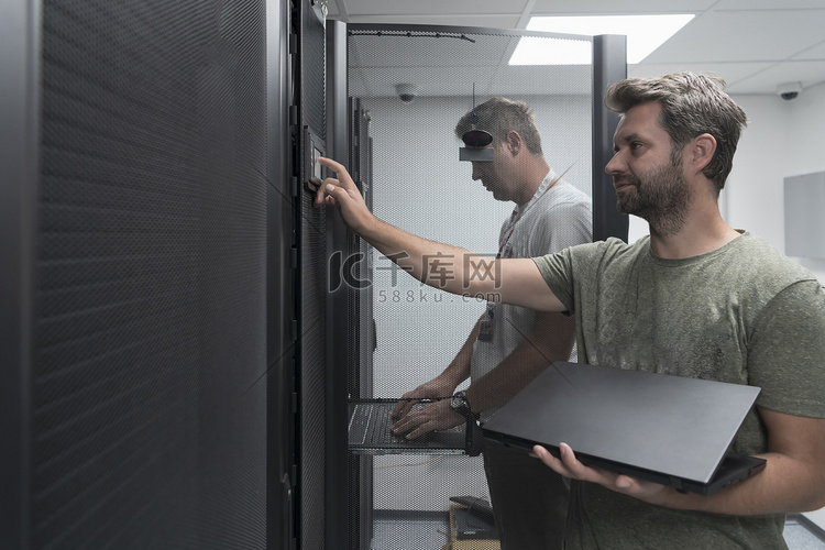 技术人员团队在超级计算机服务器