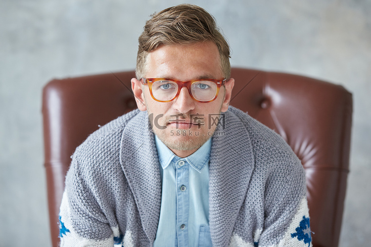 一个戴眼镜的时尚聪明男人的肖像