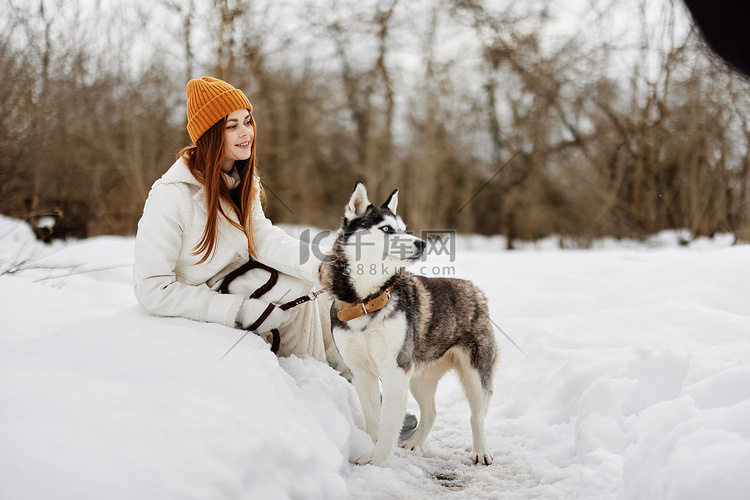 女人冬季户外与狗一起享受自然新