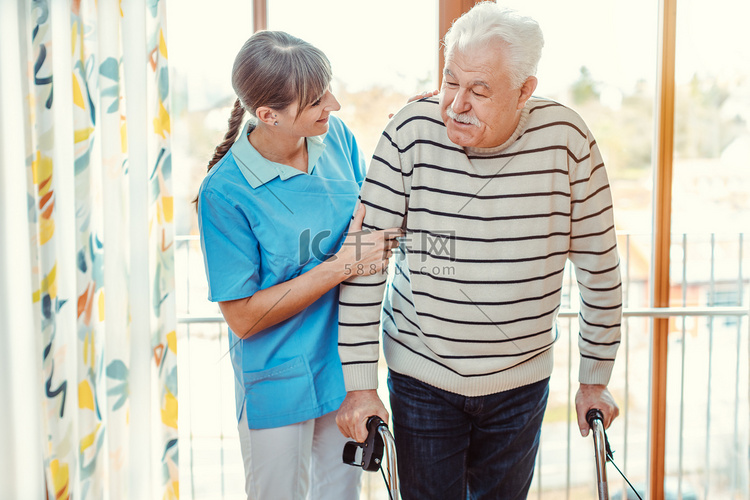 护士在疗养院帮助老人行走架