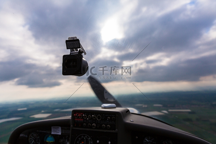 从运动飞机内部看到的风景和天空