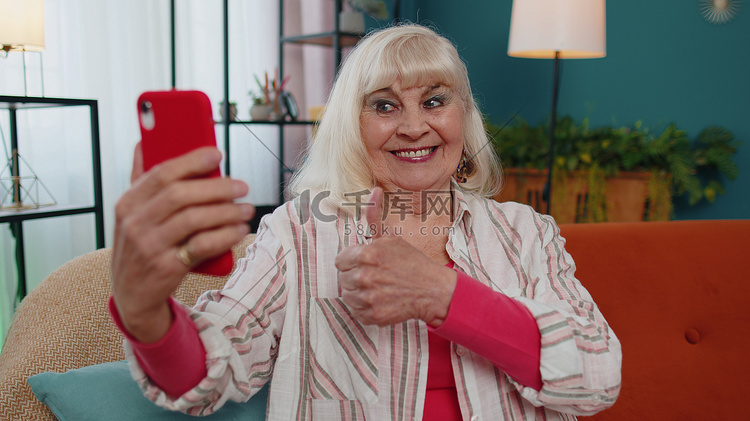 快乐的老奶奶拿着智能手机看手机