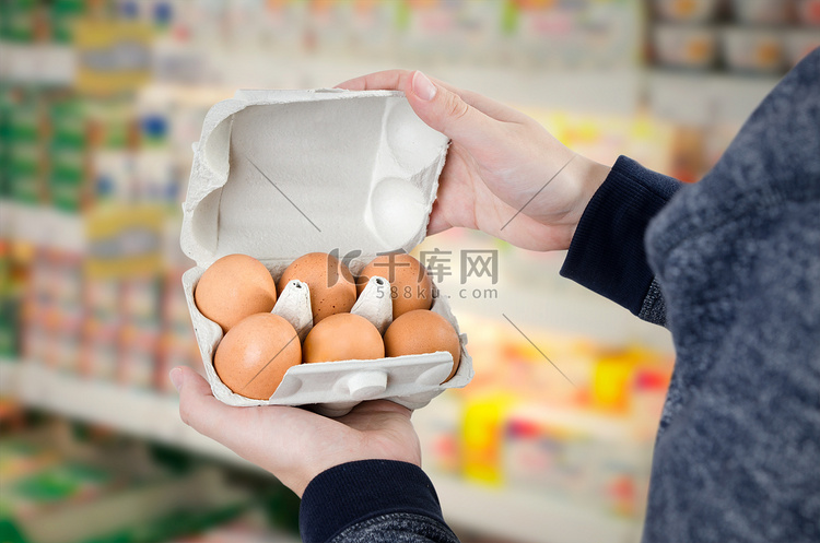 超市里拿着鸡蛋盒的男人