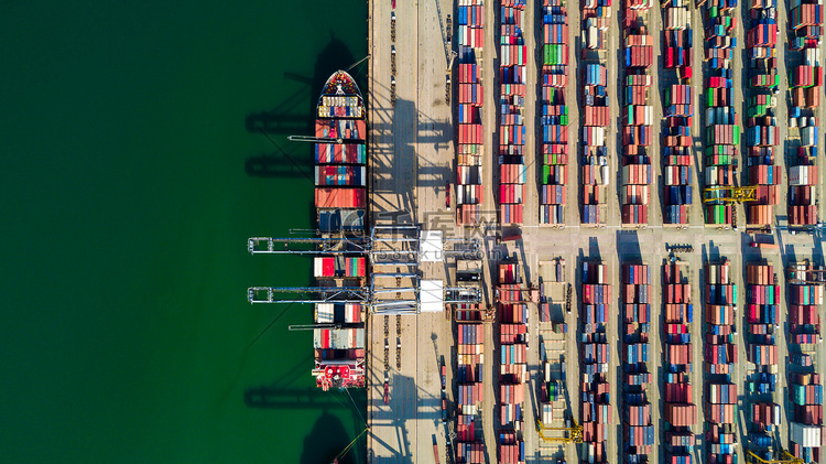 港口鸟瞰集装箱船货运，全球商业