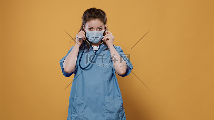 戴上防毒面具的女医生戴上听诊器