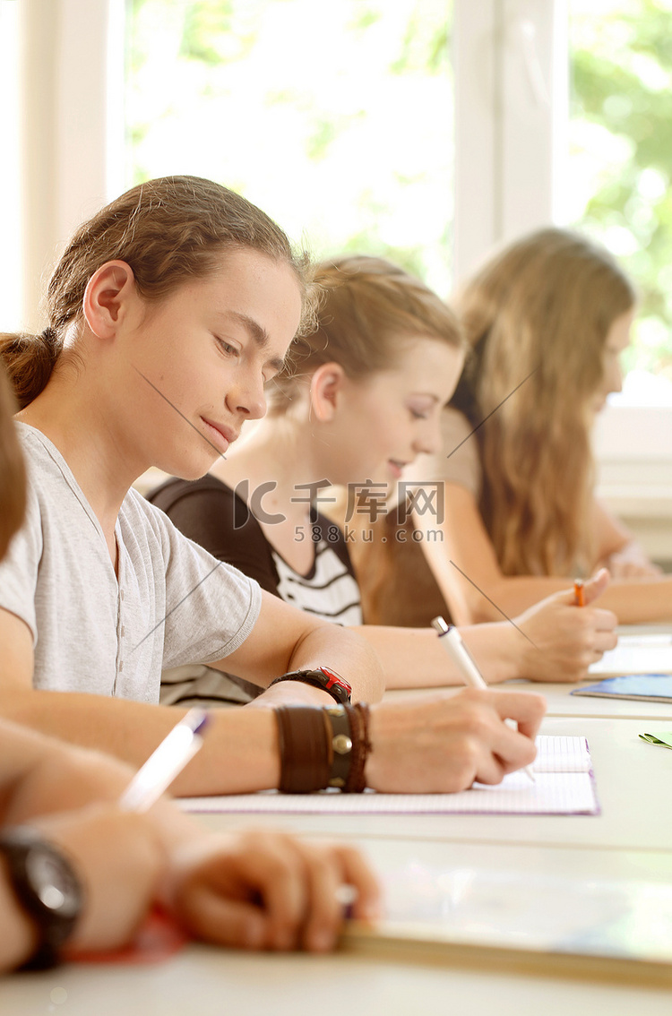 学生或学生在学校写作考试集中