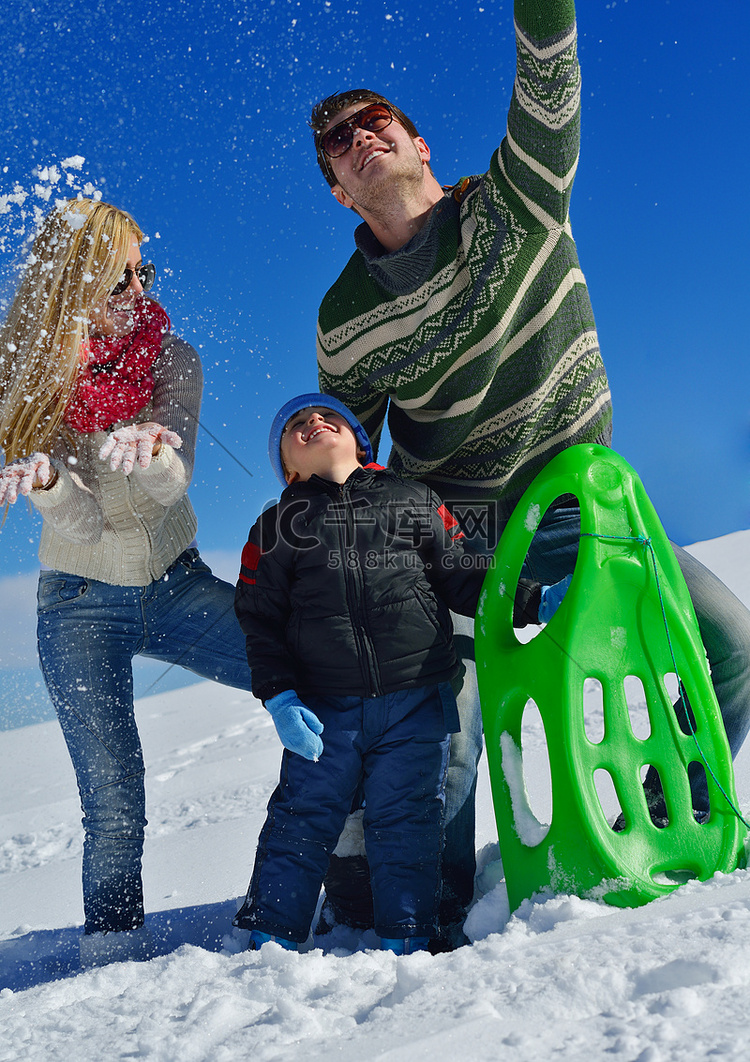 一家人寒假在新雪上玩得开心