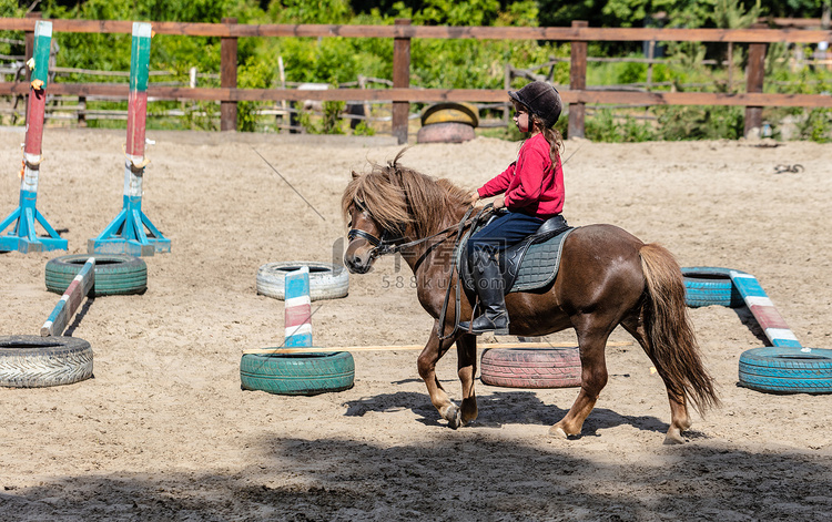 小女孩正在骑马