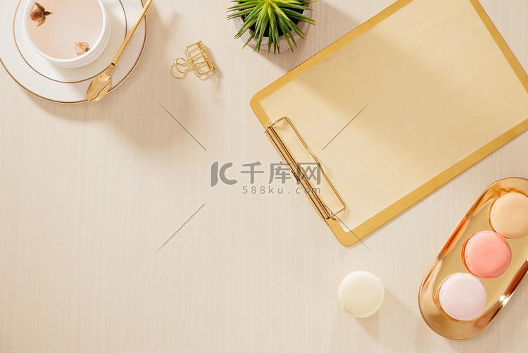 现代金色风格的家庭办公桌，米色