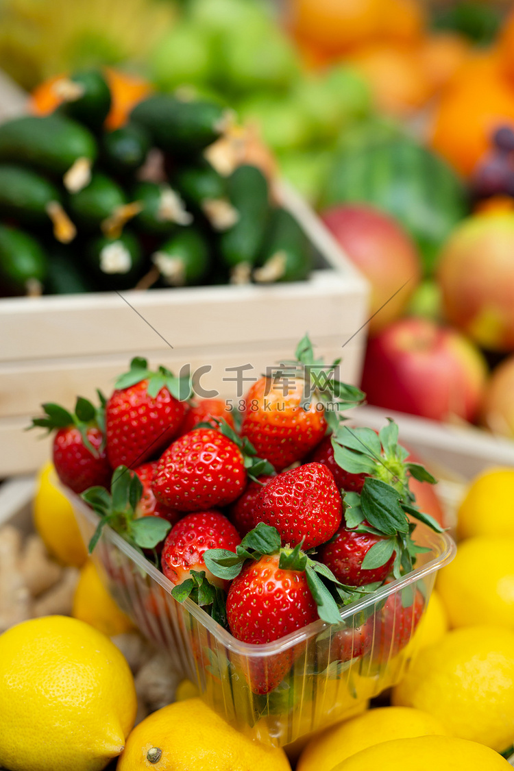 蔬菜水果蔬菜店柜台上的草莓托盘