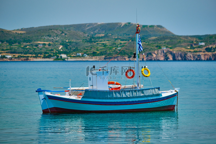 希腊米洛斯岛附近爱琴海的希腊渔