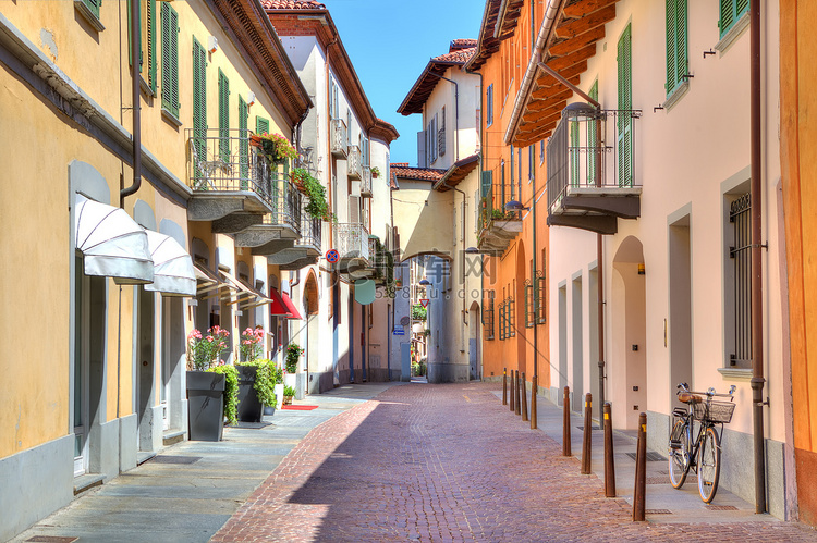 意大利北部阿尔巴的老彩色街道。