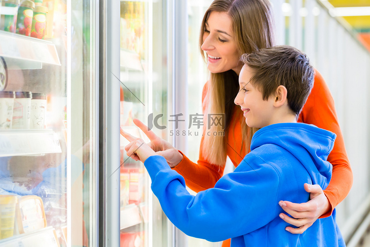 在大型超市中选择冷却产品的家庭