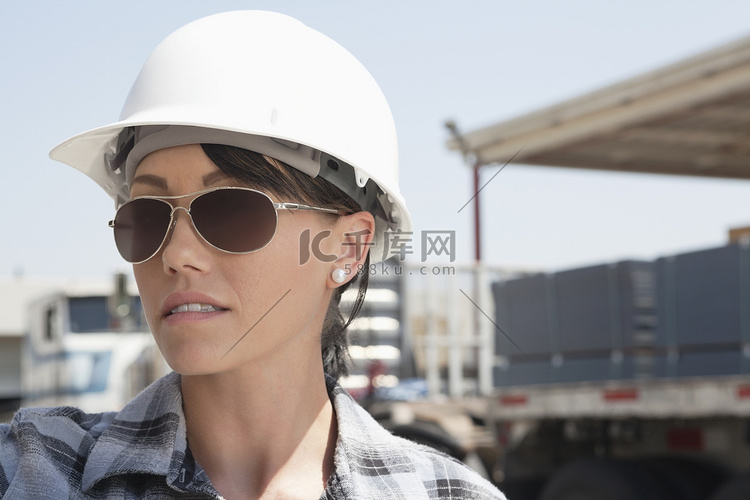戴着安全帽和太阳镜的女产业工人
