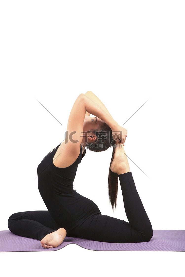 穿着黑色紧身衣坐在瑜伽中的亚洲