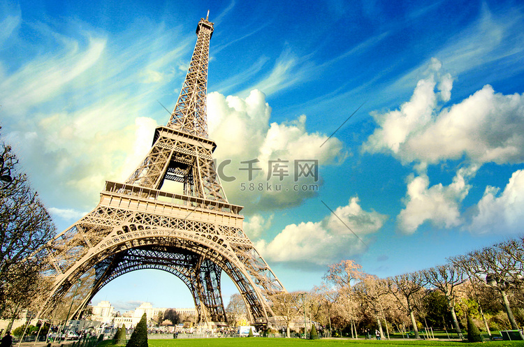 埃菲尔铁塔在巴黎寒冷而阳光明媚