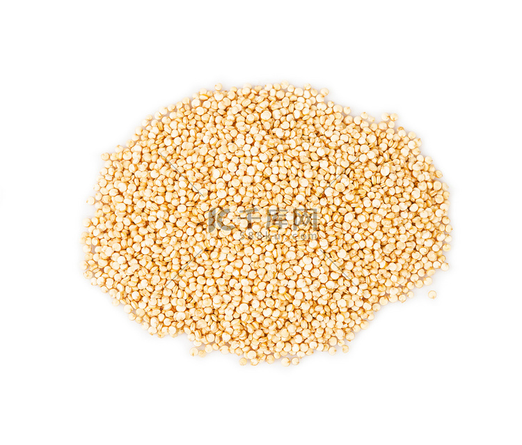 在白色背景上分离的藜麦种子。