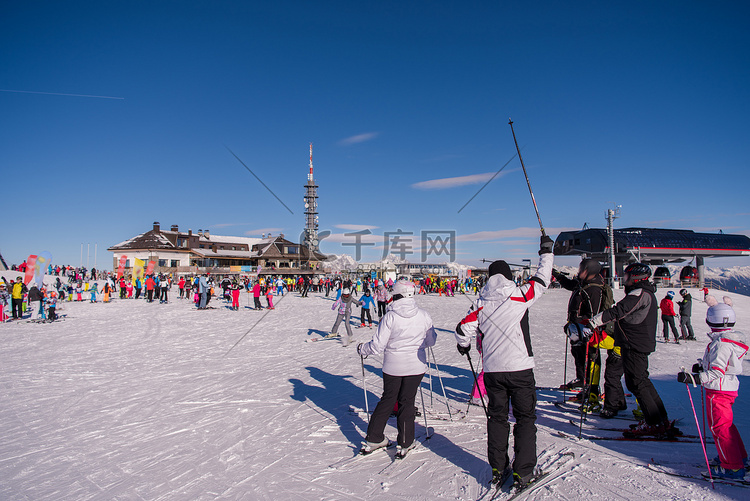 一群快乐的人在雪地上玩得开心