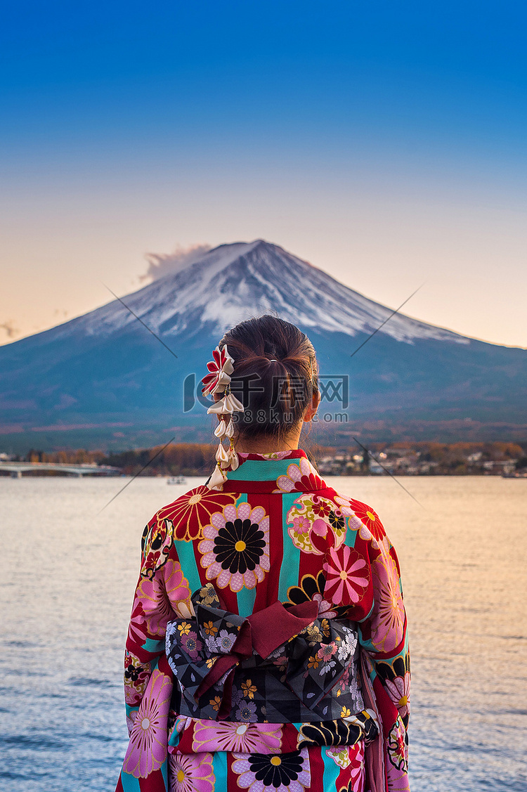 穿着日本传统和服的亚洲妇女在富