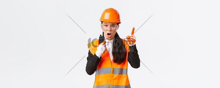 严肃的亚洲女工业工程师、安全帽