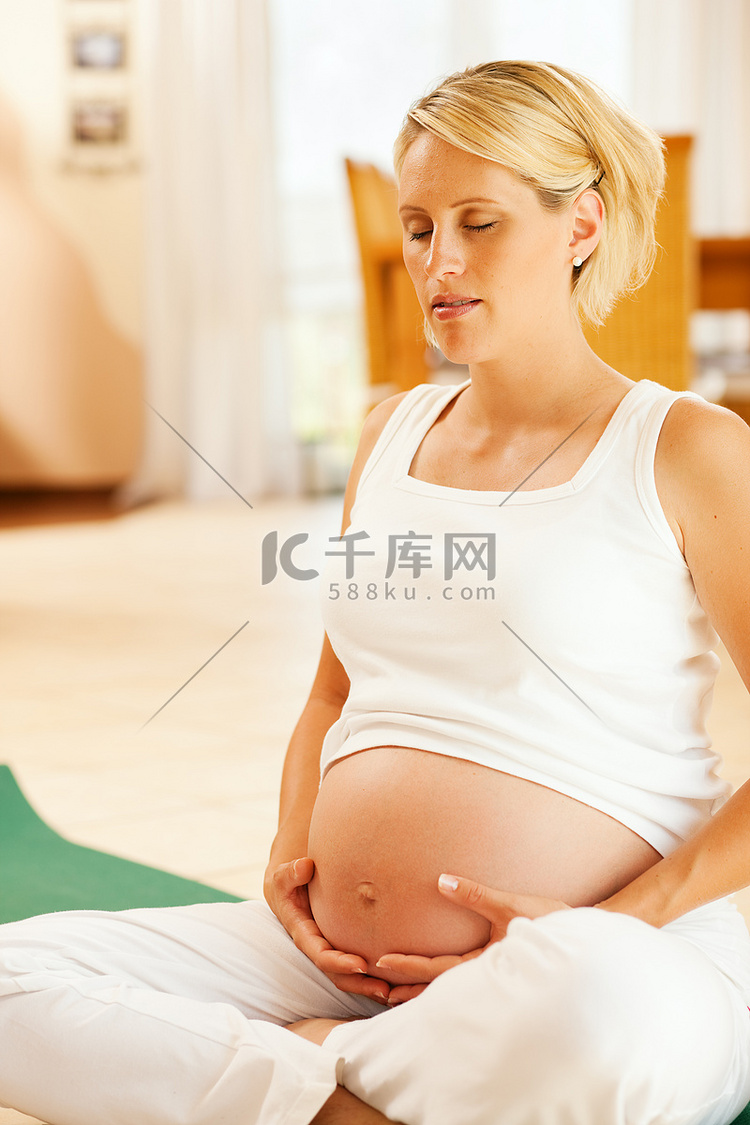 做怀孕瑜伽的孕妇