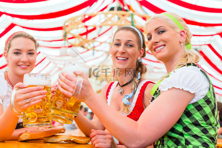 在慕尼黑啤酒节喝巴伐利亚啤酒的