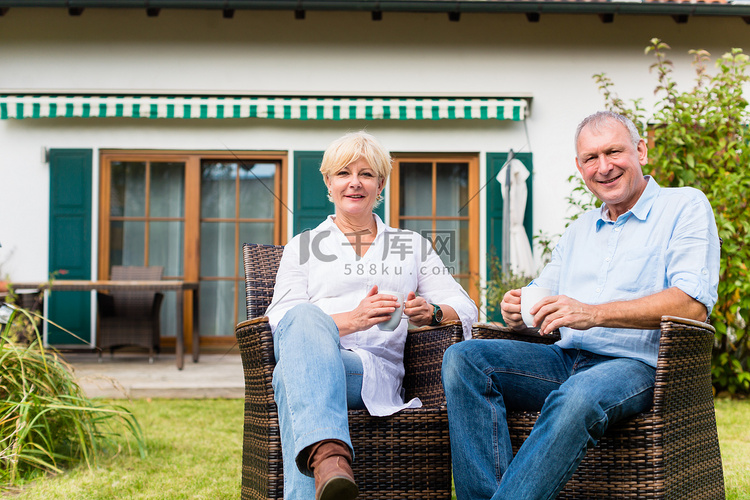坐在屋前的老人和女人