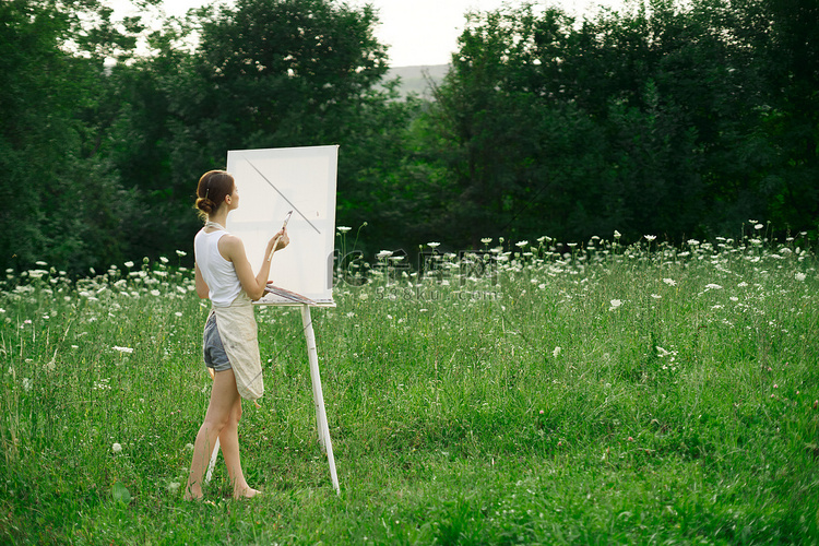 女艺术家绘画自然野餐爱好创意