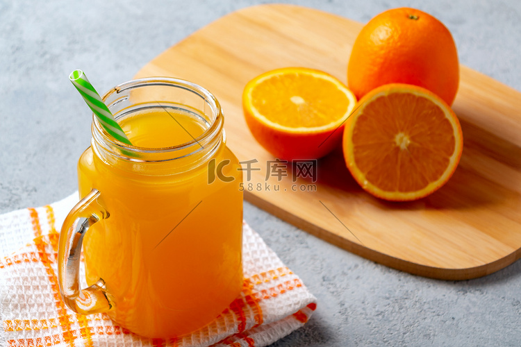 用橙子新鲜制作的柑橘汁，装在罐