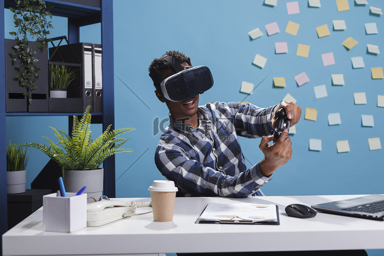 顽皮的办公室人员戴着虚拟现实技