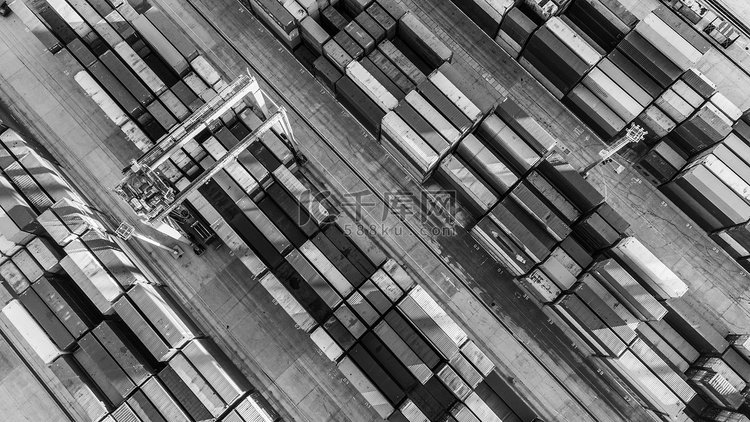 航运集装箱港口码头鸟瞰图。