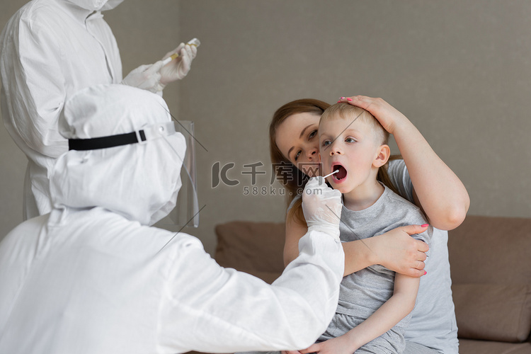 医生从孩子的嘴里取出一个棉签来