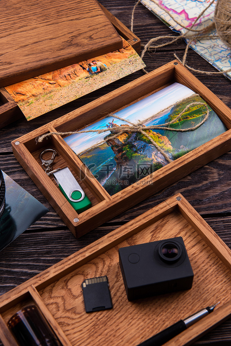 装有旅行照片的木制相框