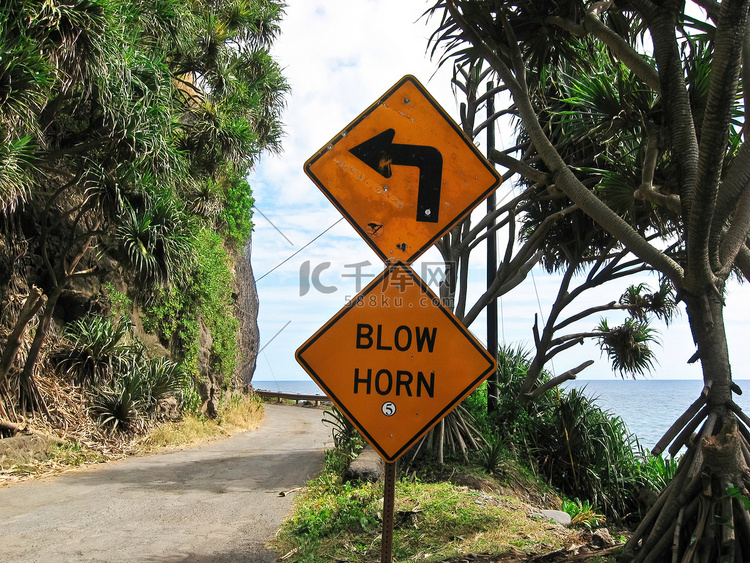 在海边悬崖的狭窄道路上危险的 