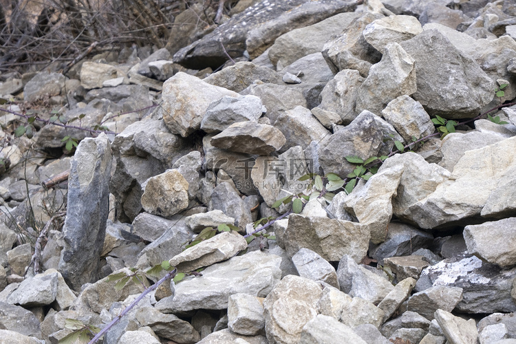 山区滑坡的石头和岩石