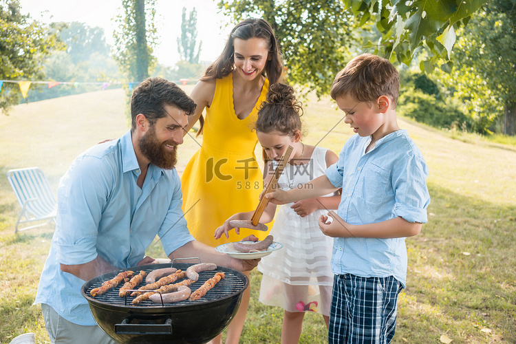 家庭野餐时，敬业的父亲帮助儿子