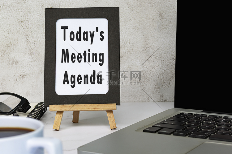 今天的会议议程文本写在黑板上，