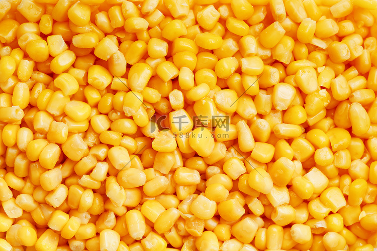 金色罐装玉米，分布在爆米花的平