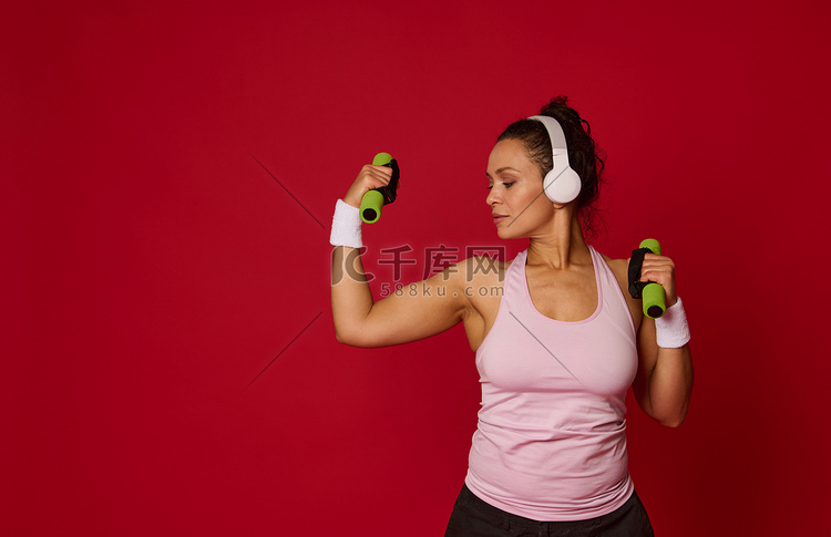 戴着耳机的运动型女性在红色背景