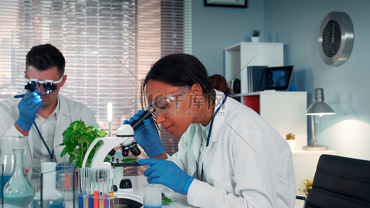 在现代研究实验室中，黑人女科学