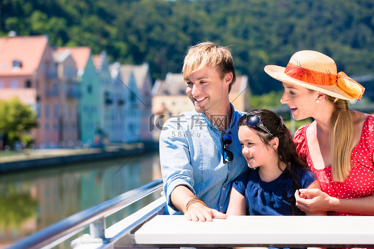 夏天坐在船上乘船游览的家庭