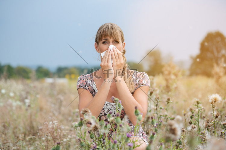 草地上的女人用手帕打喷嚏