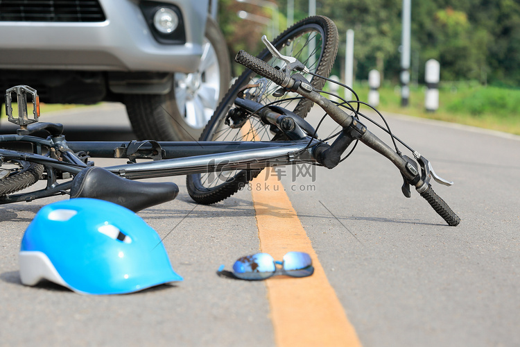 路上发生自行车与自行车相撞事故