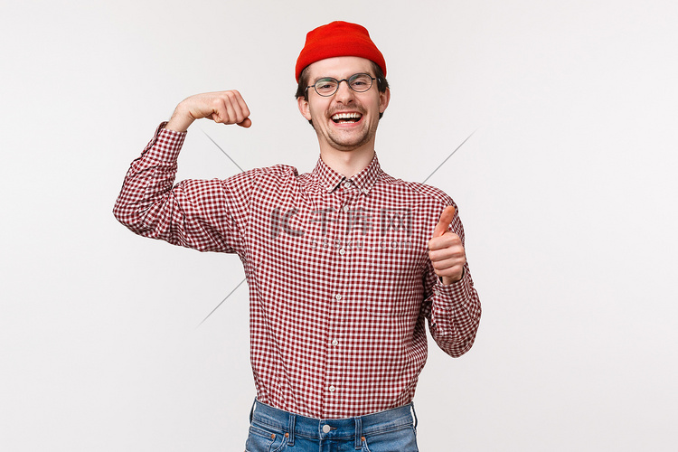 腰部向上的肖像，穿着红色帽子、