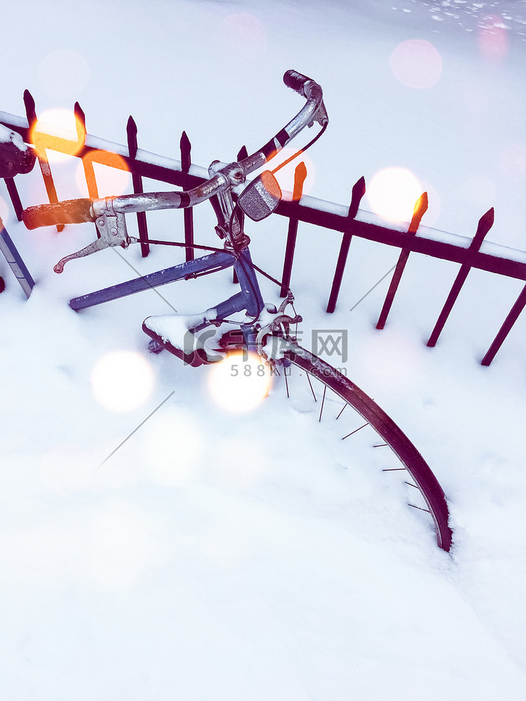 雪地里的自行车，具有散景光效果